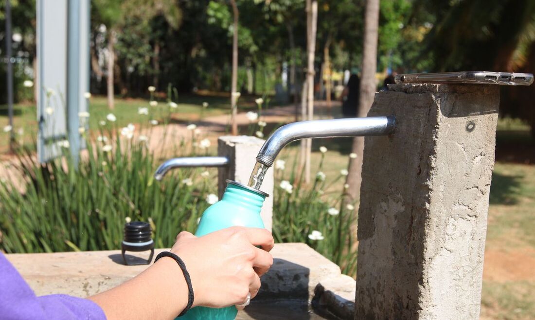 Se hidratar é uma das recomendações para os dias de altas temperaturas 