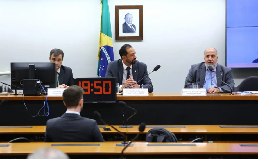 José Francisco Manssur (à direita), durante audiência na Câmara 