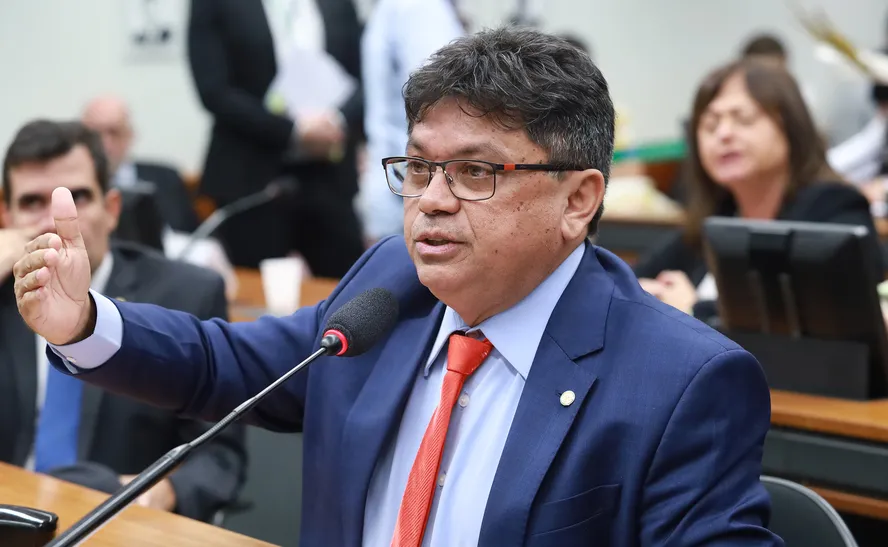 O deputado Márcio Jerry se defende durante sessão do Conselho do Ética 