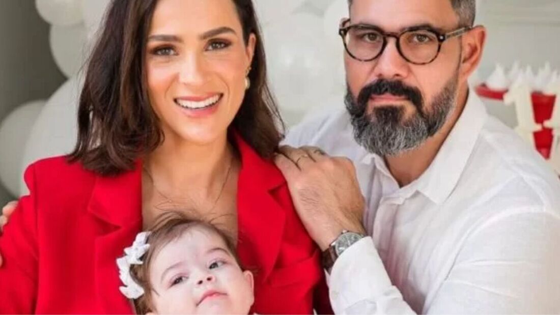 Juliano e Letícia Cazarré com Maria Guilhermina, filha do casal