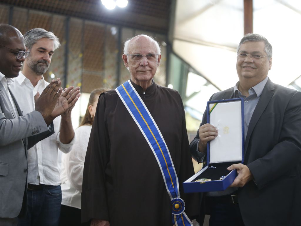 Padre Júlio Lancellotti recebe medalha da Ordem do Mérito do Ministério da Justiça, Flávio Dino