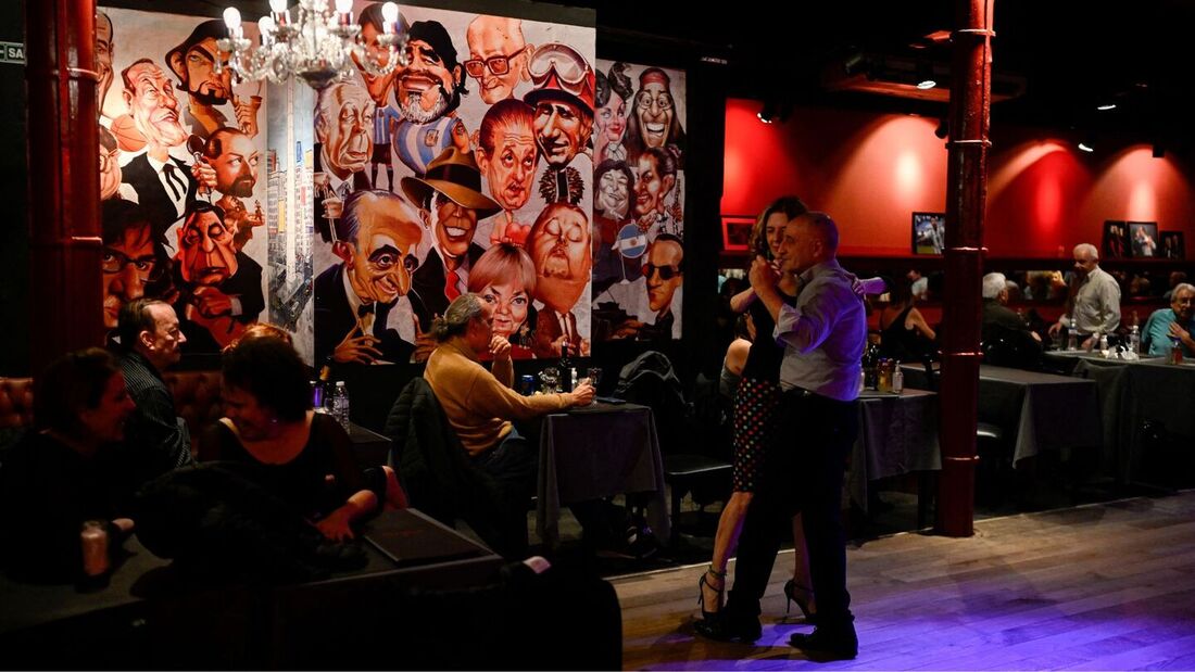 Casal dançando tango na "La Cachila", em Buenos Aires