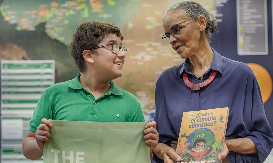 Francisco Vera, ativista infantil colombiano com a ministra do Meio Ambiente, Marina Silva