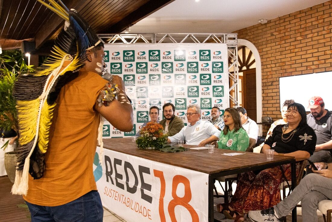 Marcelo Pankararu discursa para líderes da Rede Sustentabilidade. Na mesa: Maurício Rands, Túlio Gadêljha, Paulo Rubem, Débora Morais e Joênia Wapichana