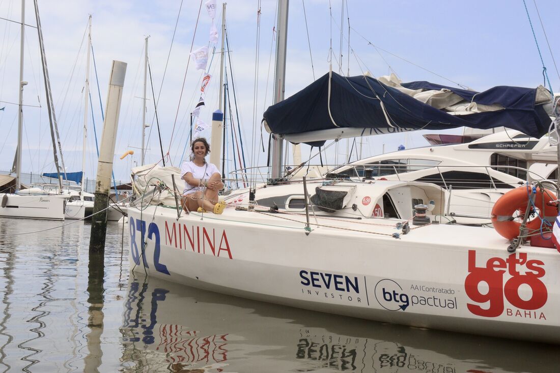 Marina Gerdullo vai a bordo do Minina rumo ao arquipélago de Fernando de Noronha