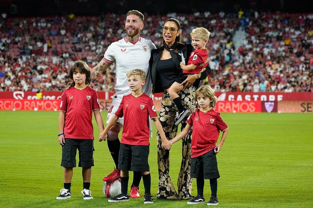 Sérgio Ramos acompanhado dos seus quatro filhos e sua esposa, Pilar Rubio, durante a sua apresentação no Sevilla