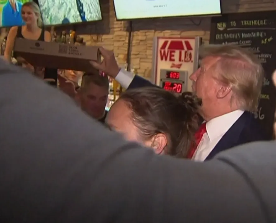 Donald Trump distribui fatias de pizza em pub de Iowa 