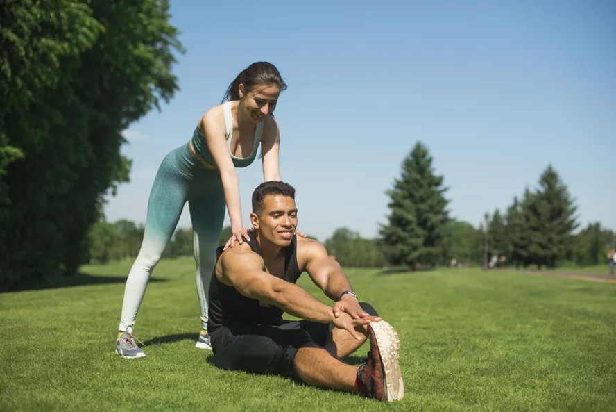 Casal em meio a um treino juntos