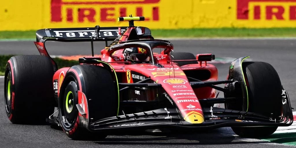 Com dobradinha da Ferrari, Sainz domina treino dois para o GP de