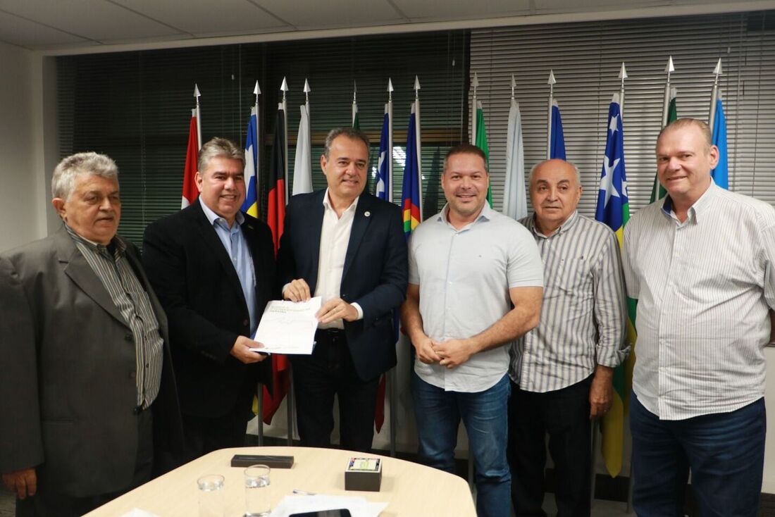 Superintendente da Sudene (segundo, da esquerda para a direita) segura o documento de reivindicações