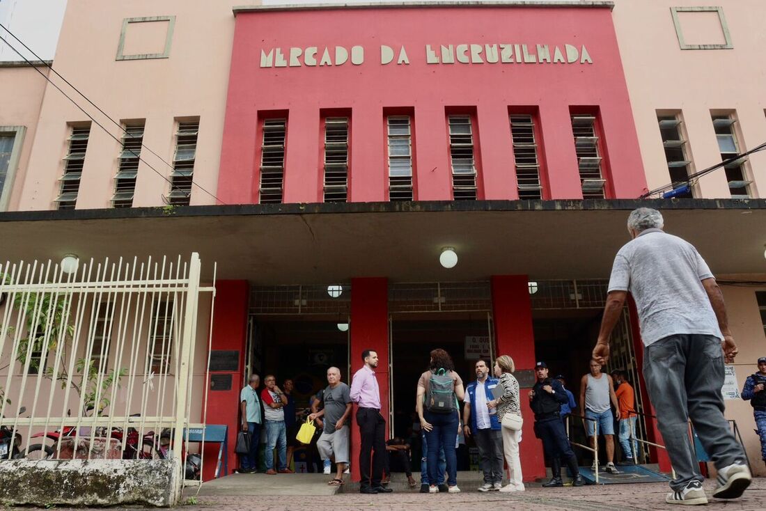 Retorno das atividades do Mercado da Encruzilhada após incêndio