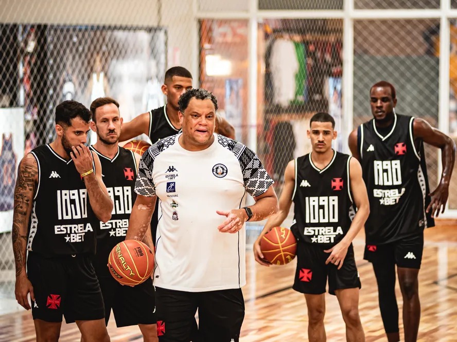 Léo Figueiró é o técnico do Vasco de Basquete 