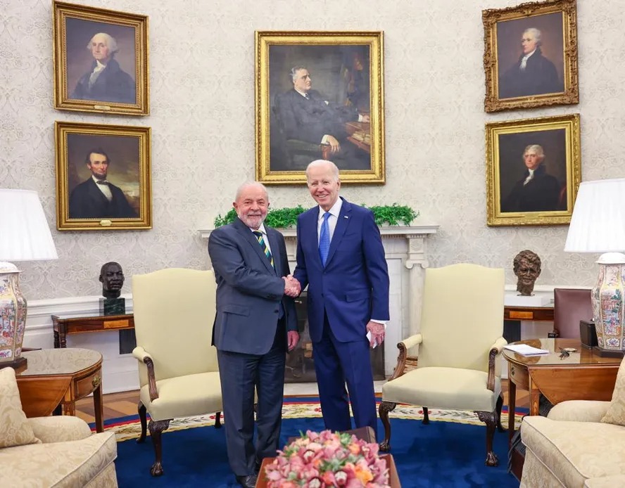 O presidente Luiz Inácio Lula da Silva em encontro com o presidente dos EUA, Joe Biden, no Salão Oval da Casa Branca, em Washington, DC