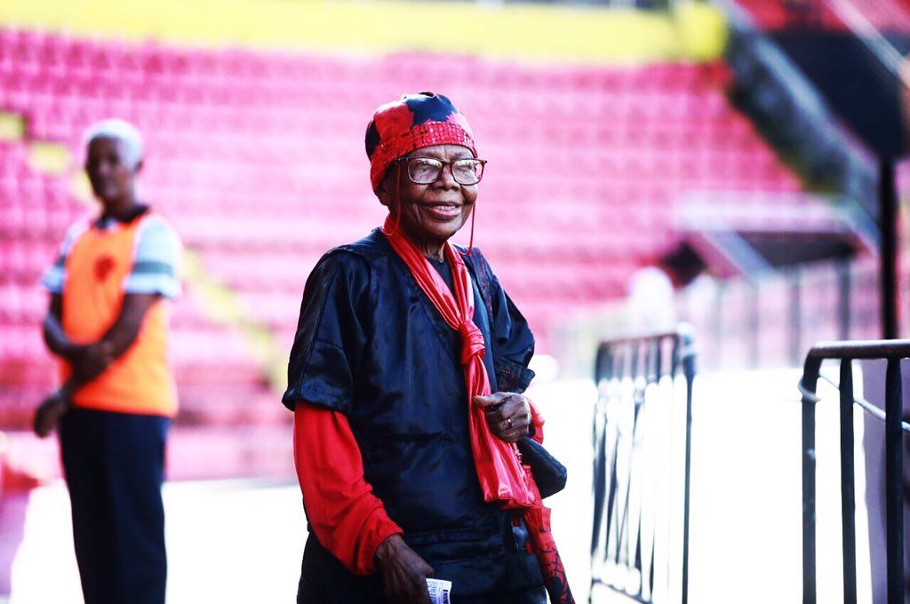 Dona Maria no estádio da Ilha do Retiro