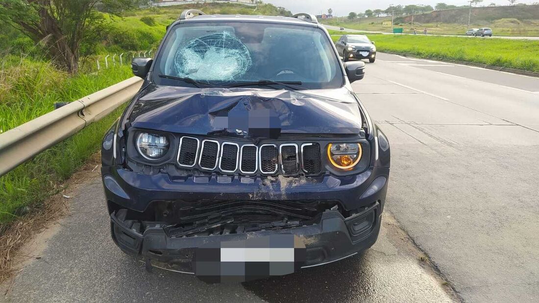 Um carro e uma motocicleta colidiram no KM 57 da BR-232, no sentido Recife