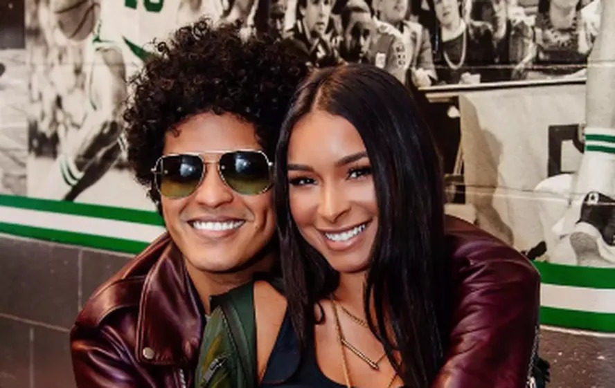 Bruno Mars abraça Jessica Caban 