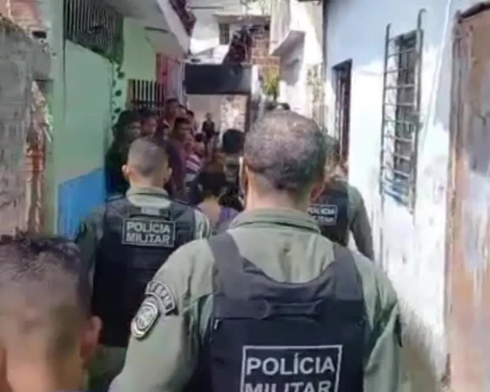 Casal foi levado por policiais militares e acabou sendo agredido por populares; dupla foi levada até uma unidade de saúde