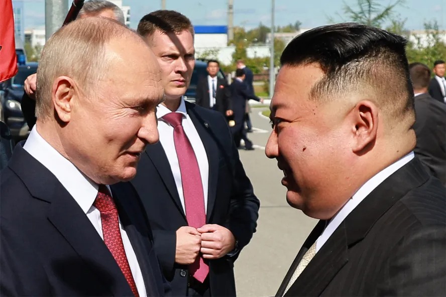 Vladimir Putin e Kim Jong-un se encontram em base de lançamentos aeroespacial no leste da Rússia