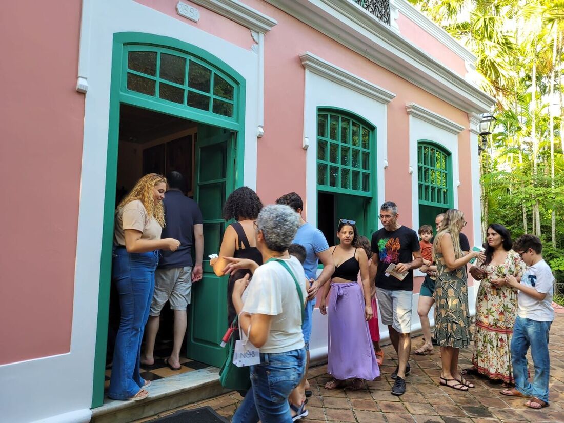 Movimentação em frente a Casa-Museu Magdalena e Gilberto Freyre