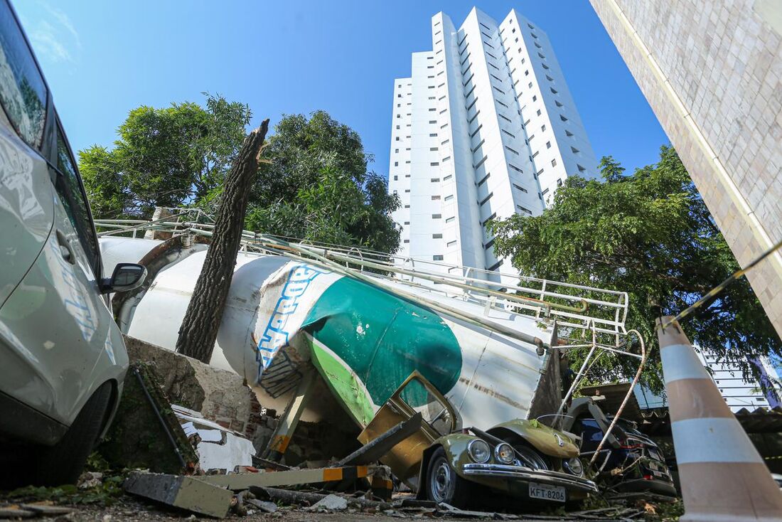 Carros foram destruídos pela queda da estrutura