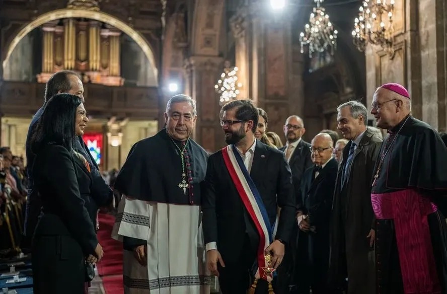 Gabriel Boric ao chegar à Catedral Metropolitana de Santiago para o Te Deum de 2023 