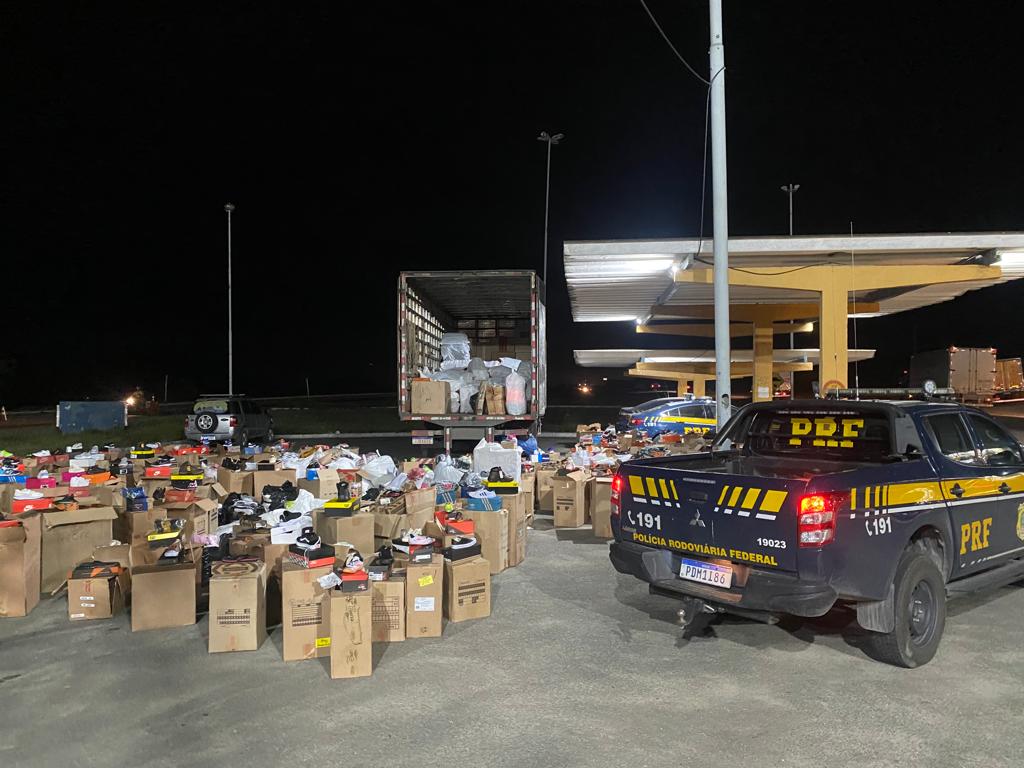 PRF apreende milhares de réplicas de calçados e bolsas no Agreste; carga tinha o Recife como destino