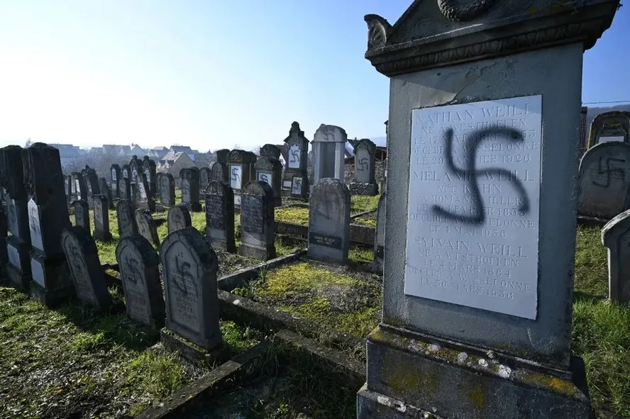 Mais de 40 sepulturas judaicas são vandalizadas com símbolo nazista na Alemanha 