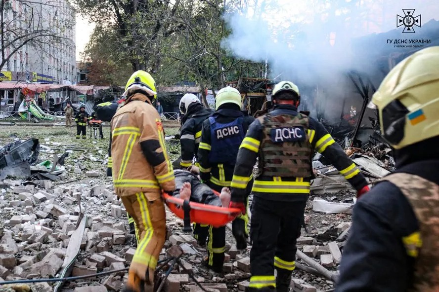 Socorristas carregam homem ferido na cidade de Cherkasy após ataque russo