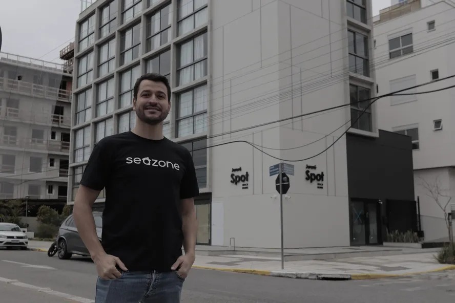 CEO da Seazone, Fernando Pereira, frente a um dos empreendimentos próprios da startup, em Florianópolis 