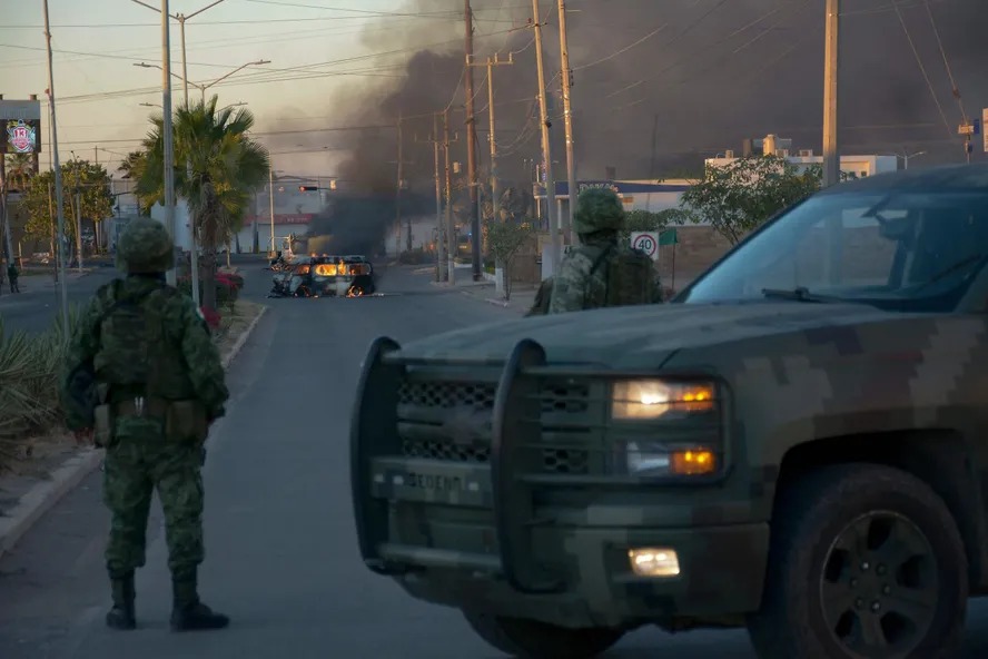 Militares em confronto com criminosos do cartel de Sinaloa, um dos maiores do México 