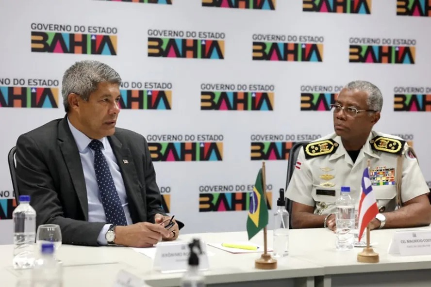 Governador Jerônimo Rodrigues recebe o chefe da Casa Militar, Coronel Maurício Costa e comitiva da Polícia Militar 