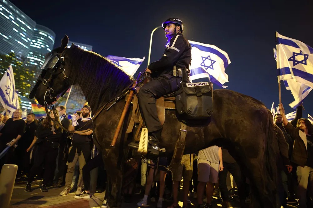 Polícia montada de Israel observa protesto contra a reforma do Judiciário, em Tel Aviv