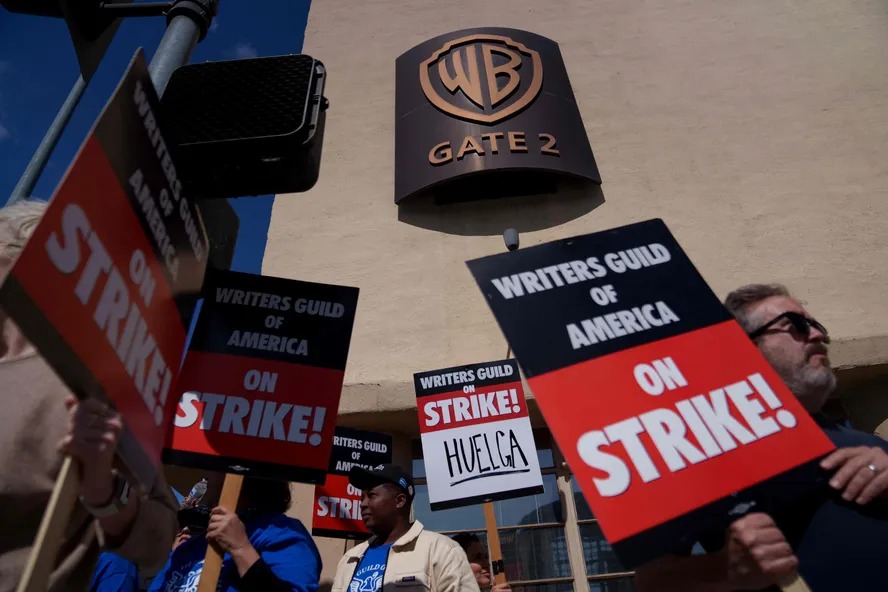 Protestos desde maio diante do estúdio da Warner, na Califórnia 