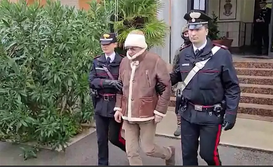 Em registro de 16 de janeiro deste ano, Matteo Messina Denaro aparece sendo transferido da delegacia de polícia dos Carabinieri de San Lorenzo, em Palermo 