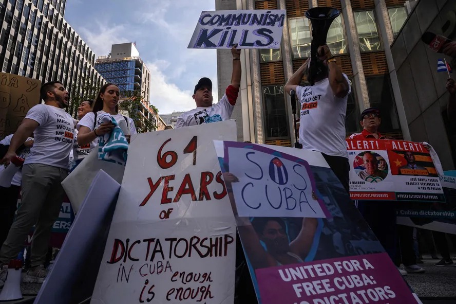 Horas antes do ataque à embaixada em Washington, cubanos residentes nos EUA protestaram contra a presença do presidente Miguel Díaz-Canel na Assembleia da ONU 