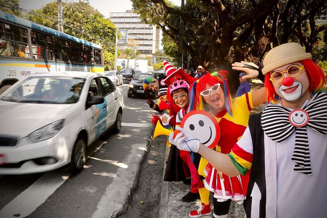 Apresentação da Turma do Fom Fom no Colégio Vera Cruz e abordagem no sinal