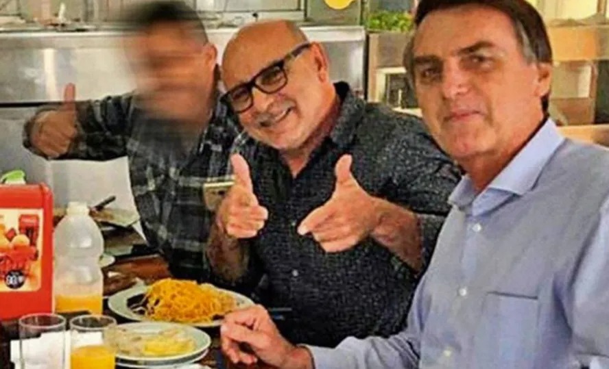 Queiroz ao lado do ex-presidente Jair Bolsonaro