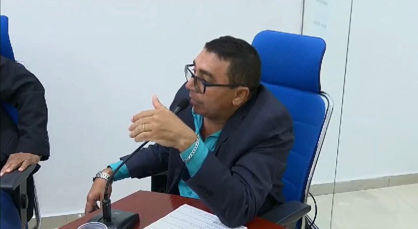 Vereador "Cabrito" durante pronunciamento em sessão na Câmara Municipal
