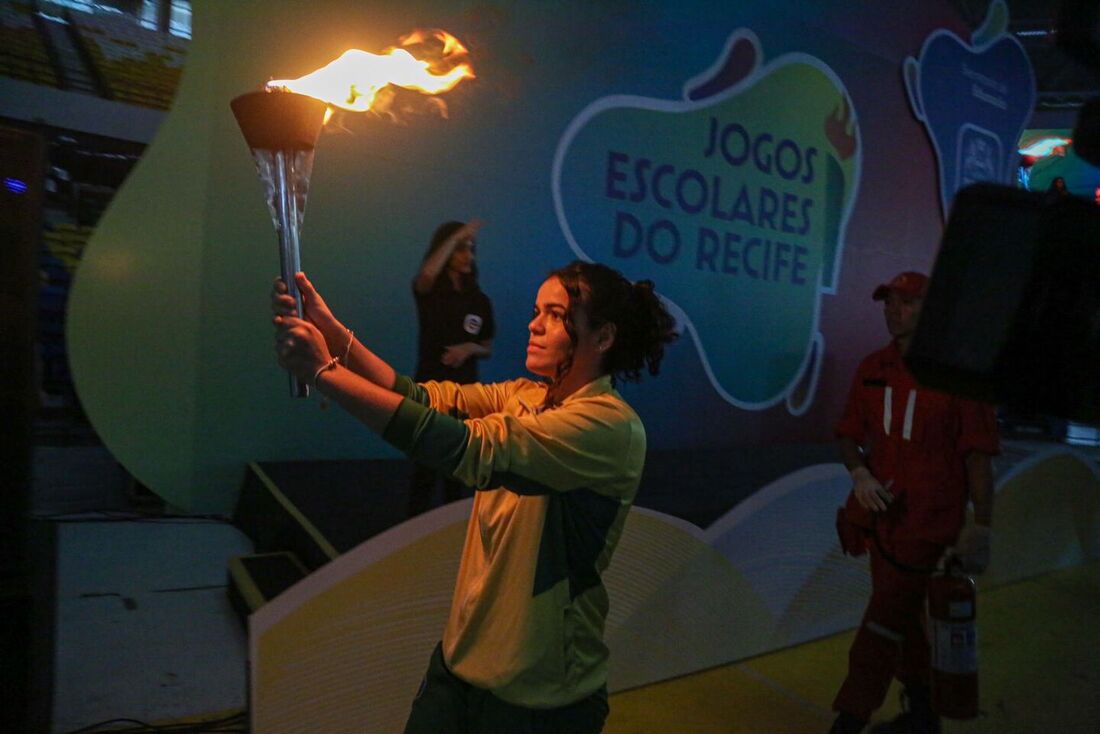 Mariana Marcela, de 15 anos, foi a responsável por acender a pira olímpica dos Jogos Escolares do Recife