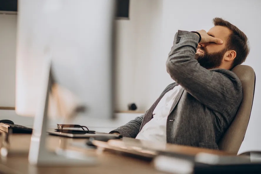 Homem cansado enquanto trabalha