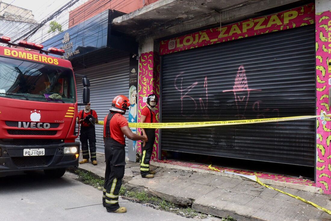 Após alerta da Defesa Civil, Equipe do Corpo de Bombeiros realiza escaldo nas estruturas da Loja ZapZap