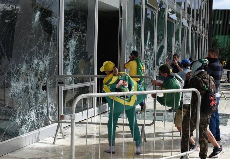 Bolsonarista quebra vidro do Supremo Tribunal Federal durante invasão golpista 