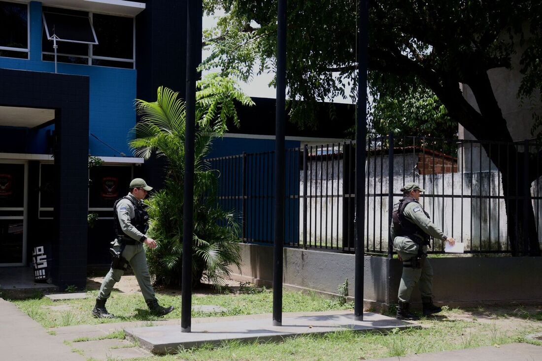 Policiais envolvidos no caso de Camaragibe após prestarem depoimentos na sede do GOE