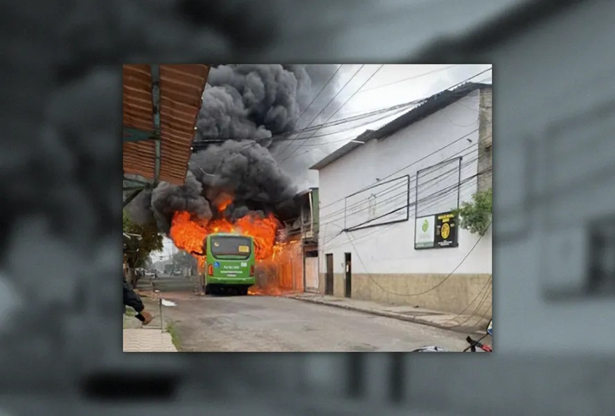 Ônibus é incendiado em confronto entre criminosos em Caxias