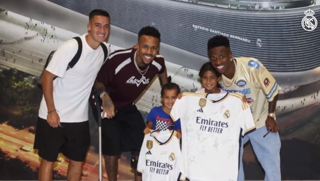 Vinícius Júnior, Eder Militão, Rodrygo e outros jogadores do Real Madrid posaram para fotos com as crianças que sofreram insultos racistas por parte da torcida do Atlético de Madrid