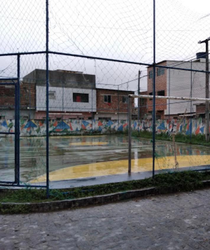 Quadra onde menino de seis anos estava jogando bola com amigos, até ser convidado para assistir filme