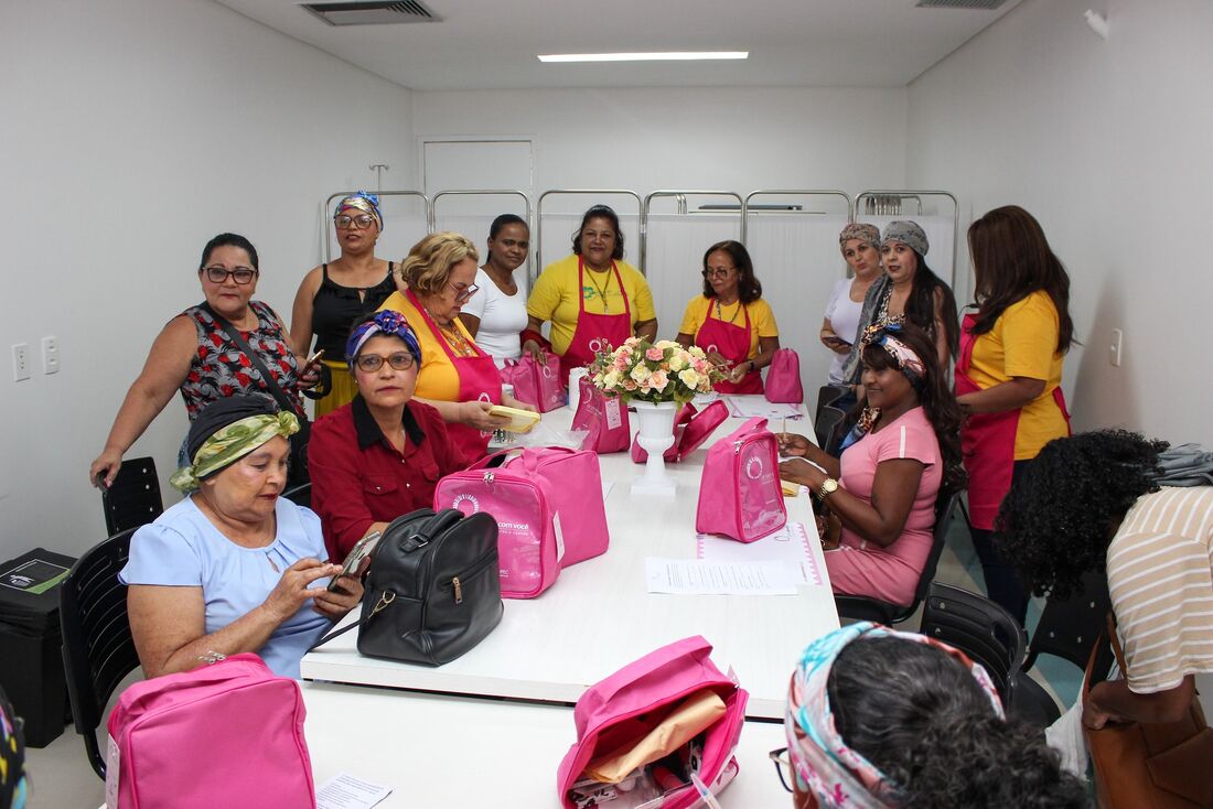 Voluntárias trabalham com as pacientes em workshops de automaquiagem 