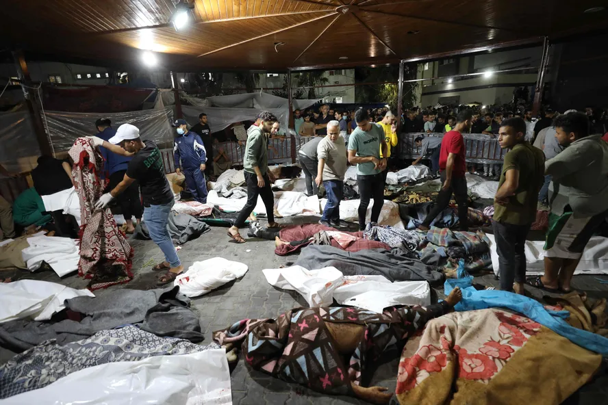 Ataques aéreos em um complexo hospitalar de Gaza