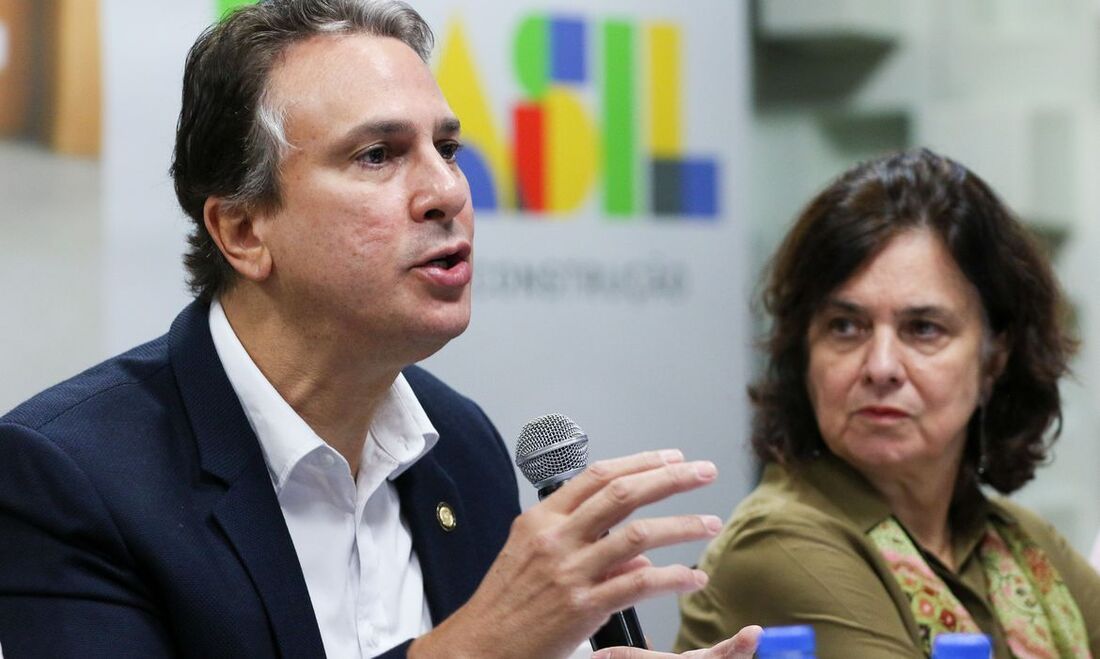 Ministro da Educação, Camilo Santana, ao lado da ministra da Saúde, Nísia Trindade