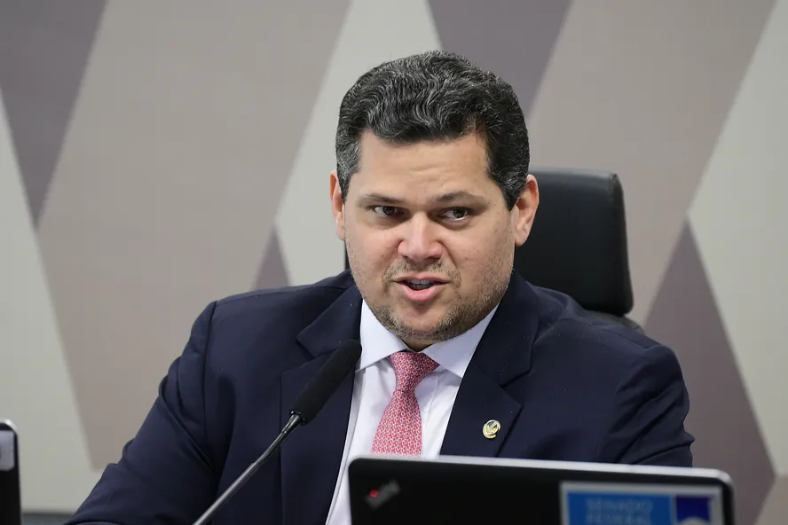 O senador Davi Alcolumbre (União-AP) se reuniu com Lula para alinhavar novos espaços do União Brasil no governo 